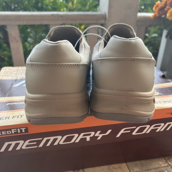 Skechers relaxed fit memory foam Men's Beige Slip-On Loafers Sz 9 nwb - Picture 4 of 4